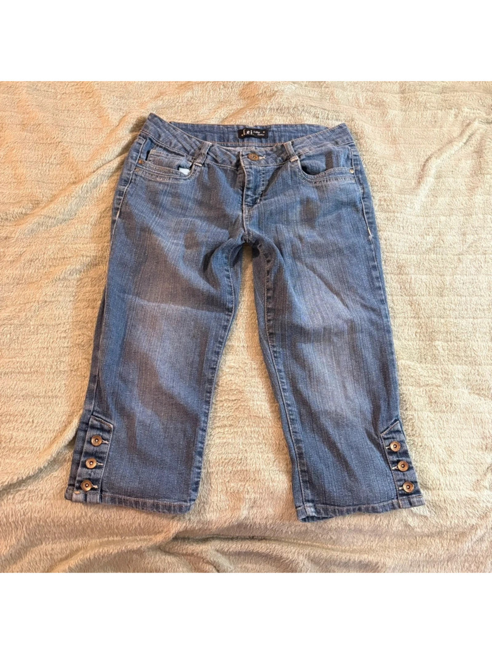 Lei Y2K Chic pretty low/mid rise denim capris with cute button detail